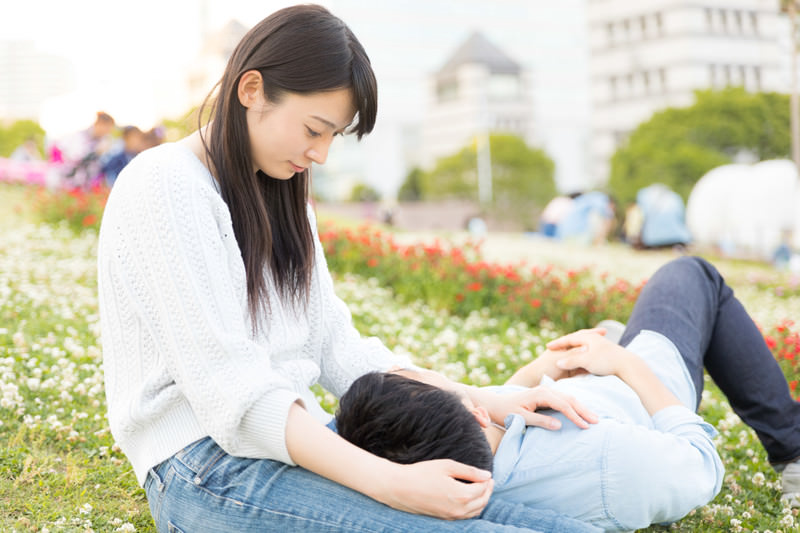 女性　無意識　好意　しぐさ